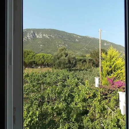Corfu Sea Front Apartment, The Nest Vakantiehuis *